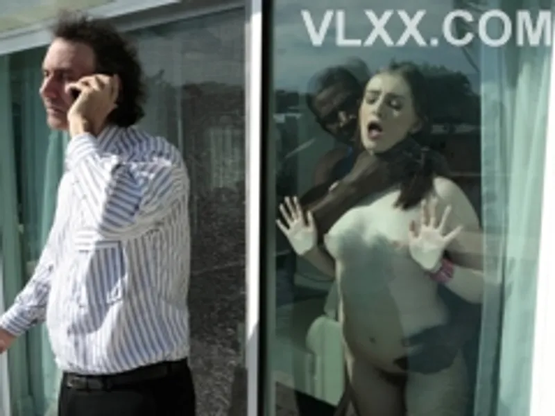 Dẫn bạn gái da đen về nhà chơi rồi địt nhau trước mặt ba mình